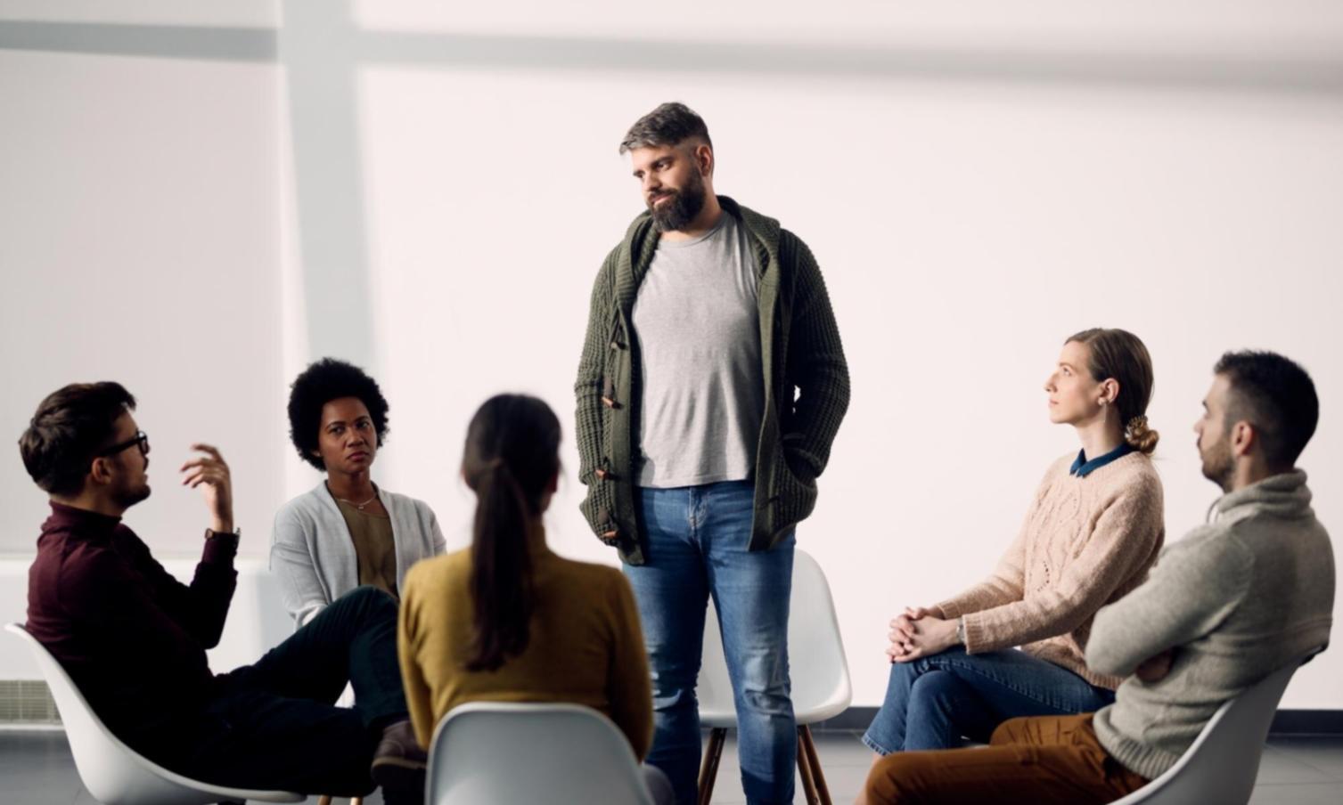 Sesi pelatihan pemodelan keuangan dengan peserta yang fokus menganalisis laporan