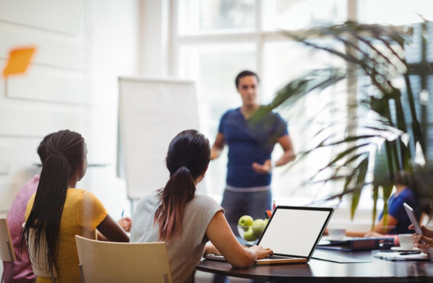 Kolaborasi tim dalam menganalisis data finansial klien